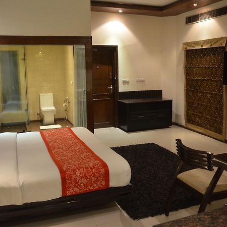 Hotel Klg International Zirakpur Экстерьер фото