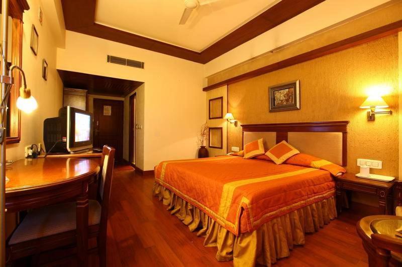 Hotel Klg International Zirakpur Экстерьер фото