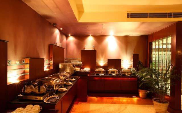 Hotel Klg International Zirakpur Экстерьер фото