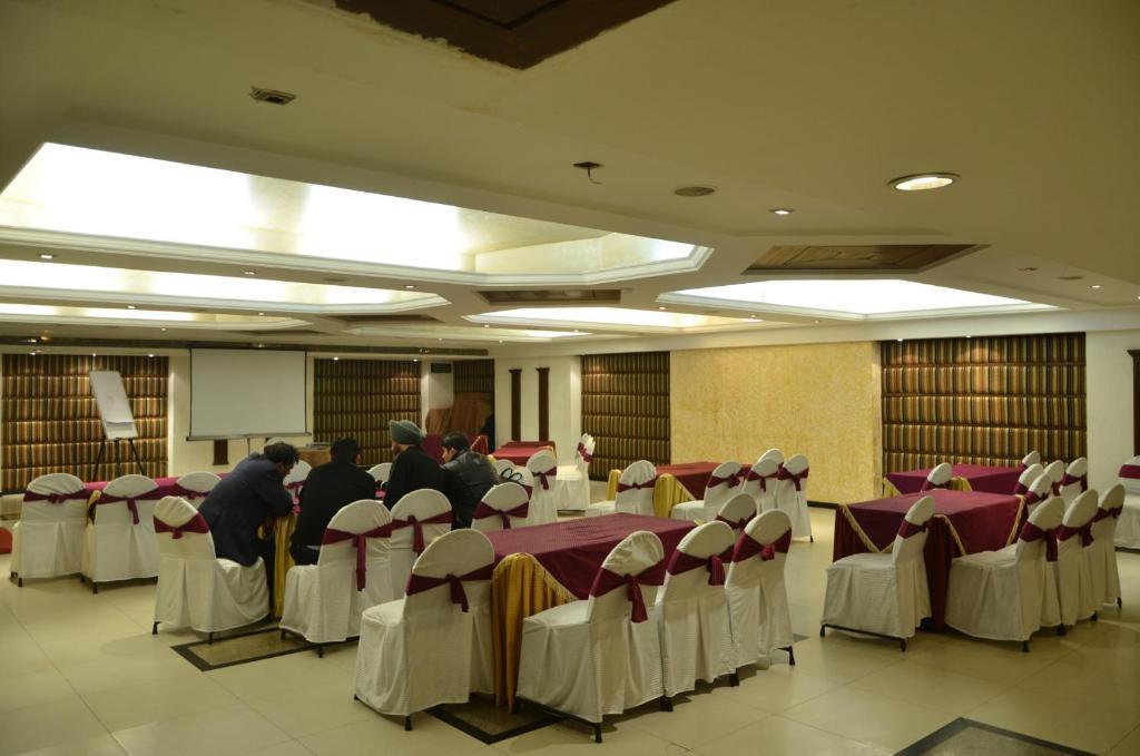 Hotel Klg International Zirakpur Экстерьер фото