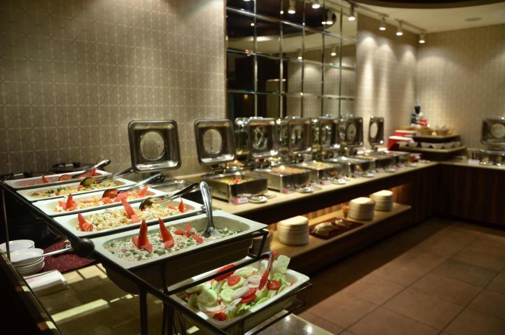Hotel Klg International Zirakpur Экстерьер фото
