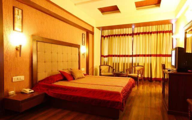 Hotel Klg International Zirakpur Экстерьер фото