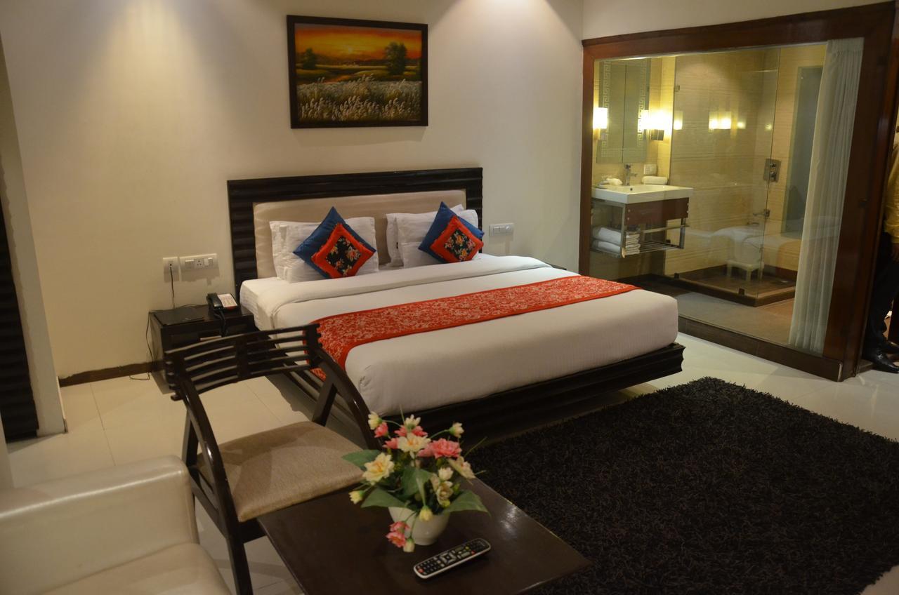 Hotel Klg International Zirakpur Экстерьер фото