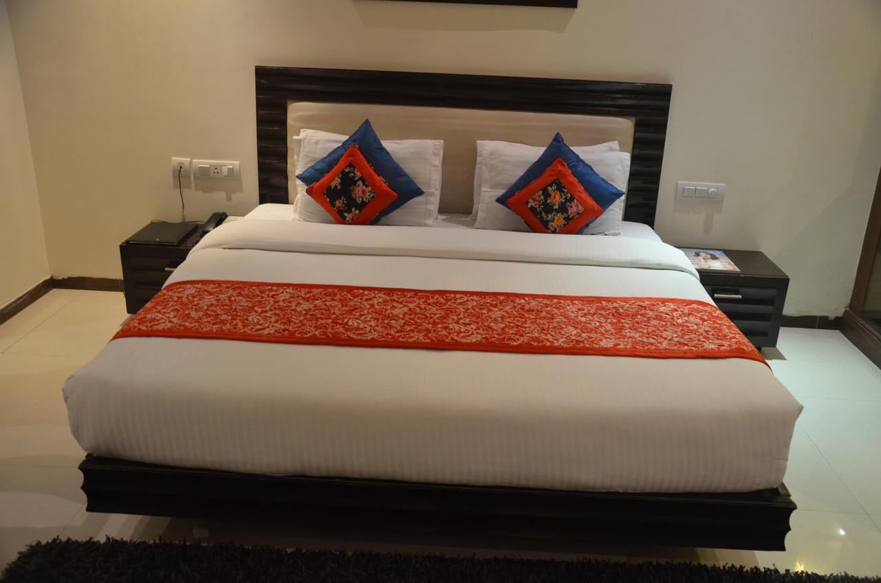 Hotel Klg International Zirakpur Экстерьер фото