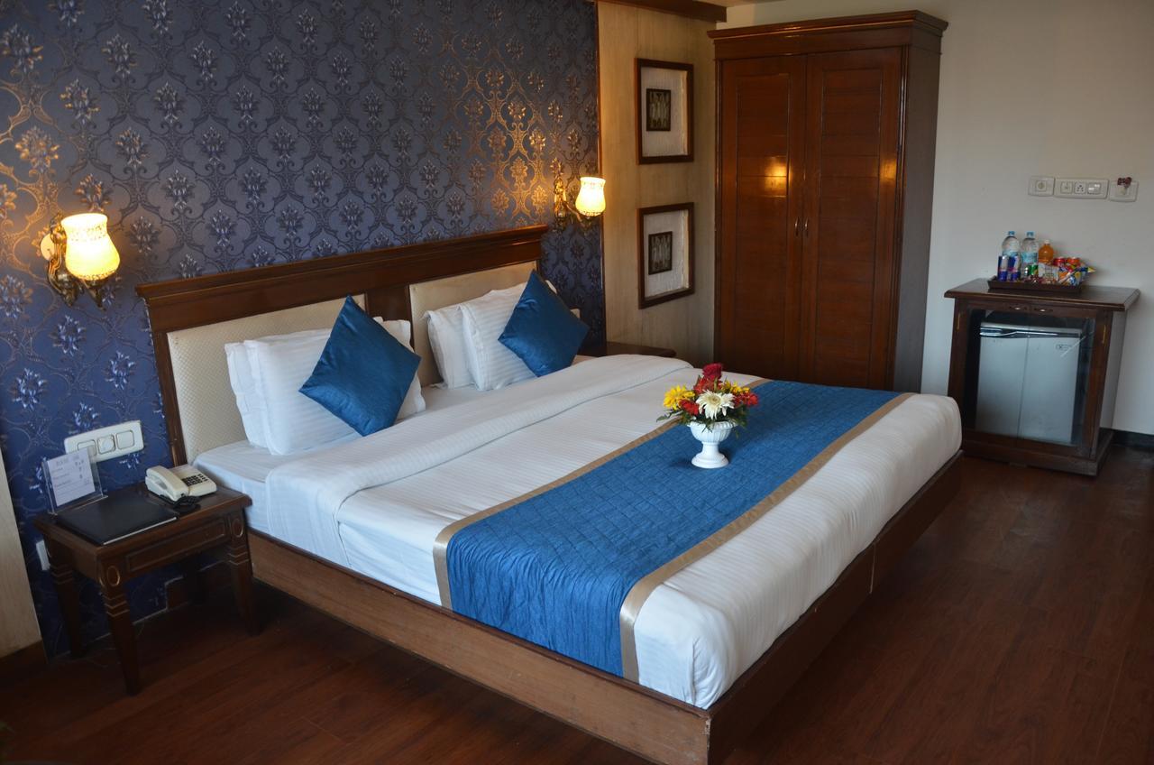 Hotel Klg International Zirakpur Экстерьер фото